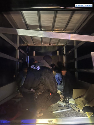 Policja i Straż Graniczna podczas zatrzymania migrantów