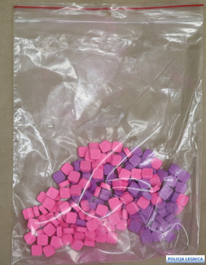 180 tabletek w kolorze różowym i fioletowym w woreczku strunowym