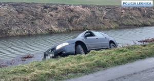 Audi, częściowo znajdujące się w rzece, po pościgu