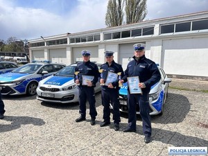 policjanci przy radiowozach