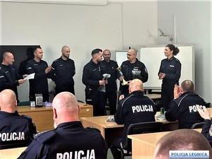 policjanci odbierają nagrodę