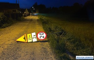 przewrócony znak drogowy