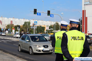 policjanci przy drodze