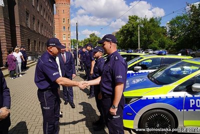 EKOLOGICZNY I NOWOCZESNY RADIOWÓZ TRAFIŁ DO LEGNICKICH POLICJANTÓW