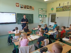 Policjanci na spotkaniu w szkole