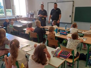 Policjanci na spotkaniu w szkole