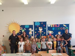 Policjanci na spotkaniu w szkole