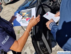 policjanci rozdają ulotki