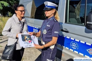 policjanci rozdają ulotki