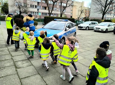 Bezpiecznie na drodze-spotkanie policjantki z przedszkolakami