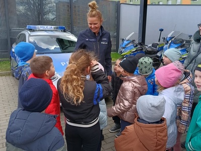"Jednośladem bezpiecznie do celu"- dzieci odwiedziły legnickich policjantów