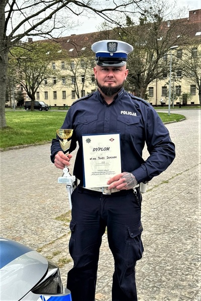 Legnicki policjant na podium XXXIV Ogólnopolskiego Konkursu  „Policjant Ruchu Drogowego”