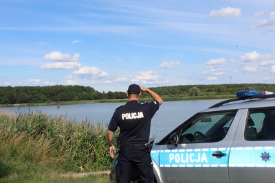 Wybierasz się na wypoczynek nad wodą? Przeczytaj rady legnickich policjantów