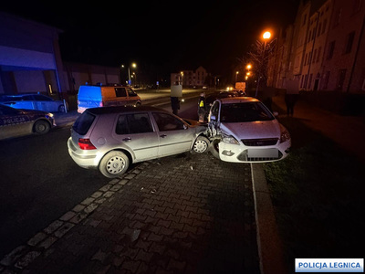 Uciekał przed policjantami, bo miał dwa aktywne zakazy prowadzenia pojazdów