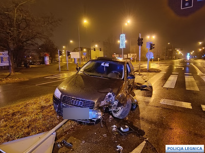 Pijany kierowca wjechał w sygnalizator świetlny i znaki drogowe