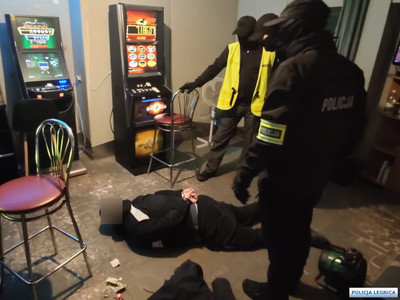 Legniccy policjanci i celnicy likwidują kolejny punkt nielegalnych gier hazardowych