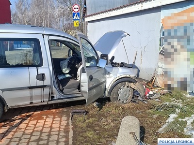 Nietrzeźwy z dwoma dożywotnimi zakazami wjechał w budynek