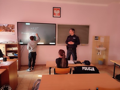 Policjanci rozmawiali z uczniami o hejcie – profilaktyka w Szkole Podstawowej nr 9
