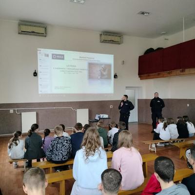 Dzielnicowi z Legnicy rozmawiali z uczniami o odpowiedzialności prawnej i cyberprzemocy