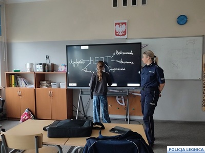 Policjantka odwiedziła uczniów w SP7 w Legnicy