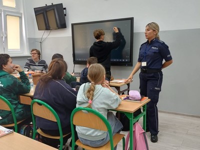 Policjanci odwiedzili uczniów w Szkole Podstawowej nr 6 w Legnicy