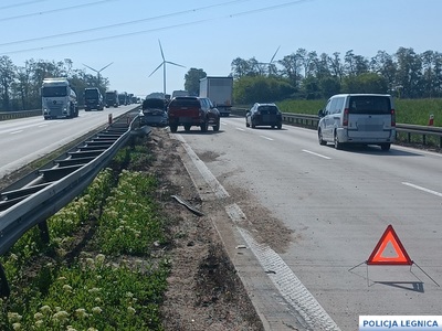 Policjanci z SPPP Legnica z szybką i profesjonalną pomocą na miejscu kolizji na autostradzie A4