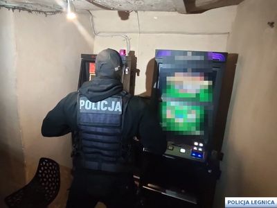 Zlikwidowana kolejna „jaskinia hazardu” – wspólne działania legnickich policjantów i dolnośląskich celników