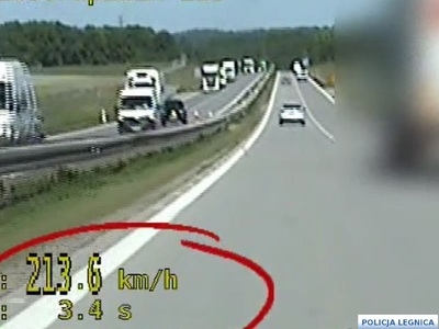 Policjanci z grupy Speed zatrzymali kierowcę Audi jadącego 213 km/h na autostradzie A4