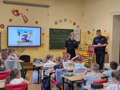 Bezpieczne wakacje” policjanci odwiedzili uczniów Szkoły Podstawowej nr 4 w Legnicy