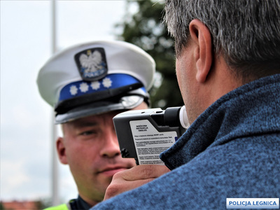 Nietrzeźwy i bez uprawnień uderzył w zaparkowane auta. Grozi mu do 3 lat więzienia