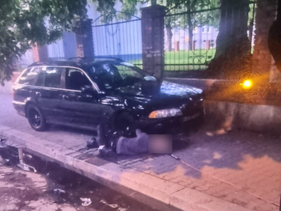 Pijany kierowca rozbił BMW o mur szkoły, miał ponad 2 promile i cofnięte uprawnienia