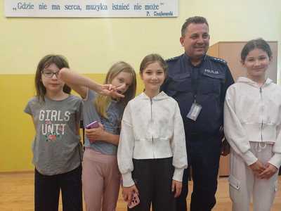 Spotkanie profilaktyczne z uczniami SP nr 4 w Chojnowie rozmowa o hejcie, demoralizacji i czynach karalnych