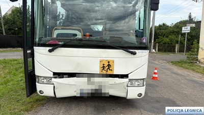Kolizja z udziałem autobusu szkolnego w Jezierzanach – na szczęście nikomu nic poważnego się nie stało