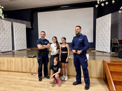 Policjanci z Prochowic spotkali się z dziećmi podczas półkolonii tematem bezpieczeństwo w czasie wakacji
