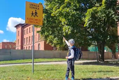Bezpieczna droga do szkoły, obejrzyj film z policjantką i Olkiem