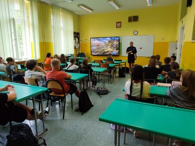 Bezpieczna droga do szkoły – spotkanie policjantki z uczniami SP nr 10 w Legnicy