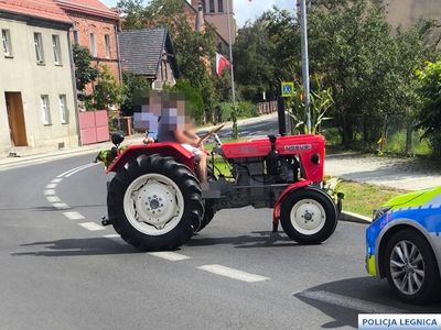 Chciał urozmaicić dzieciom dożynki, wożąc je ciągnikiem. Zapomniał tylko, że ma sądowy zakaz kierowania pojazdami mechanicznymi