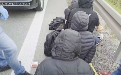 Dolnośląscy policjanci zatrzymali na autostradzie A4 dwóch kurierów przewożących nielegalnych migrantów