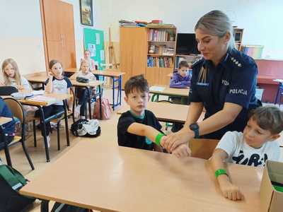 Policjantka z Wydziału ds. Nieletnich i Patologii odwiedziła uczniów SP 18 w Legnicy
