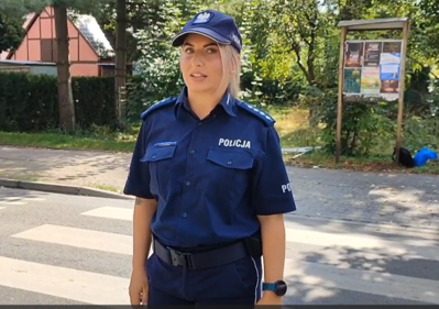 Policjantka przygotowała film o zasadach bezpiecznego poruszania się po drodze