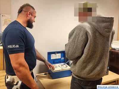 Nietrzeźwy kierowca wpadł w ręce legnickich policjantów, miał sądowe zakazy i był poszukiwany