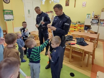 Policjanci z Chojnowa uczyli przedszkolaków zasad bezpieczeństwa