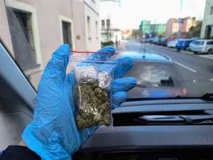 Policjanci z Legnicy ujawnili narkotyki i zatrzymali kierującego pod wpływem środków odurzających