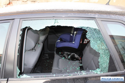 Nie ułatwiaj życia złodziejom – zamykaj pojazd i nie zostawiaj wartościowych rzeczy na widoku!