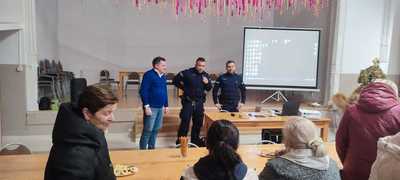 Bezpieczny Senior" w Krzywej  spotkanie z policjantami z Chojnowa
