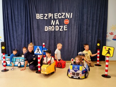 Policjantka z legnickiej drogówki uczyła najmłodszych bezpiecznych zachowań na drodze