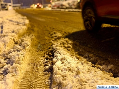 Spadł pierwszy śnieg, kierowcy bądźcie ostrożni na drogach