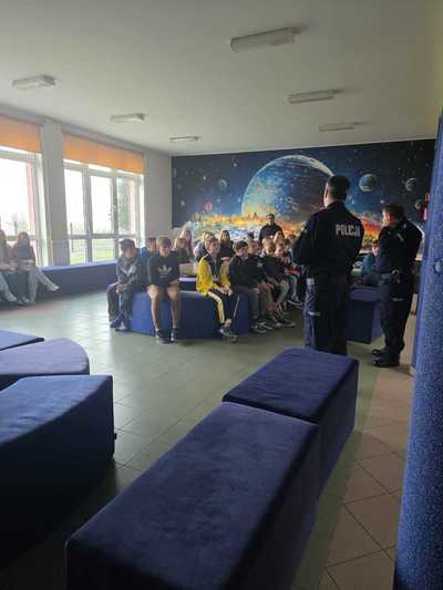 Policjanci z Wydziału ds. Nieletnich i Patologii w Legnicy przeprowadzili pogadankę na temat hejtu w szkole w Miłkowicach