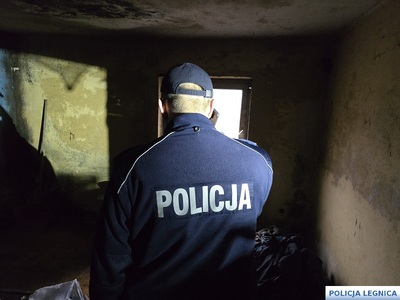 Nocne przymrozki wróciły- policjanci nieustannie kontrolują miejsca, w których mogą przebywać osoby bezdomne