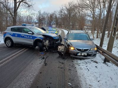 Niebezpieczna ucieczka przed policją w Chojnowie. Dwóch funkcjonariuszy rannych